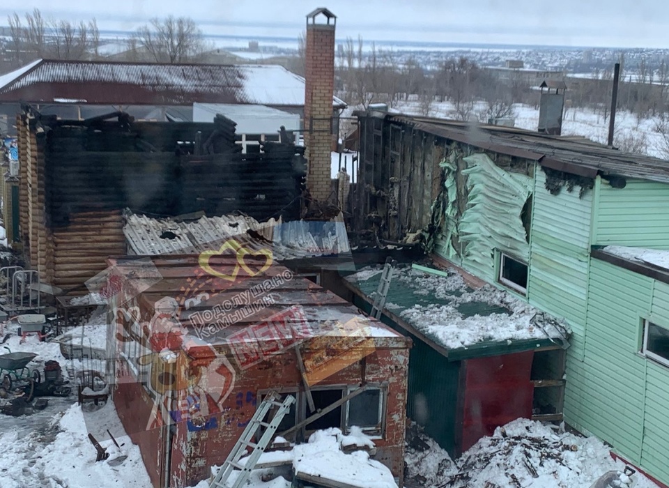 В Волгоградской области сгорела база отдыха